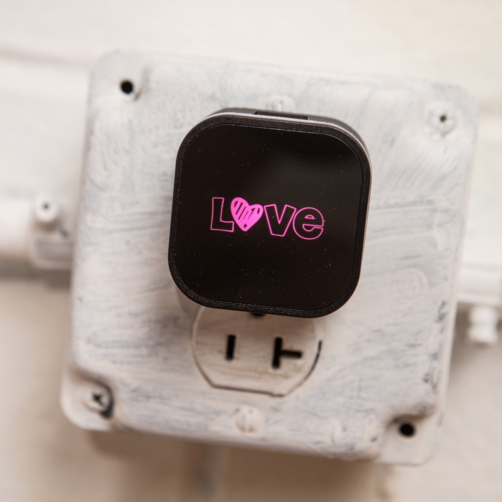 NWT LED iPhone Charger Cube! Glows! LOVE (Pink) - Picture 2 of 3